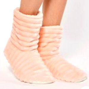 🆕️ La Vie en Rose Fluffy Slipper Booties